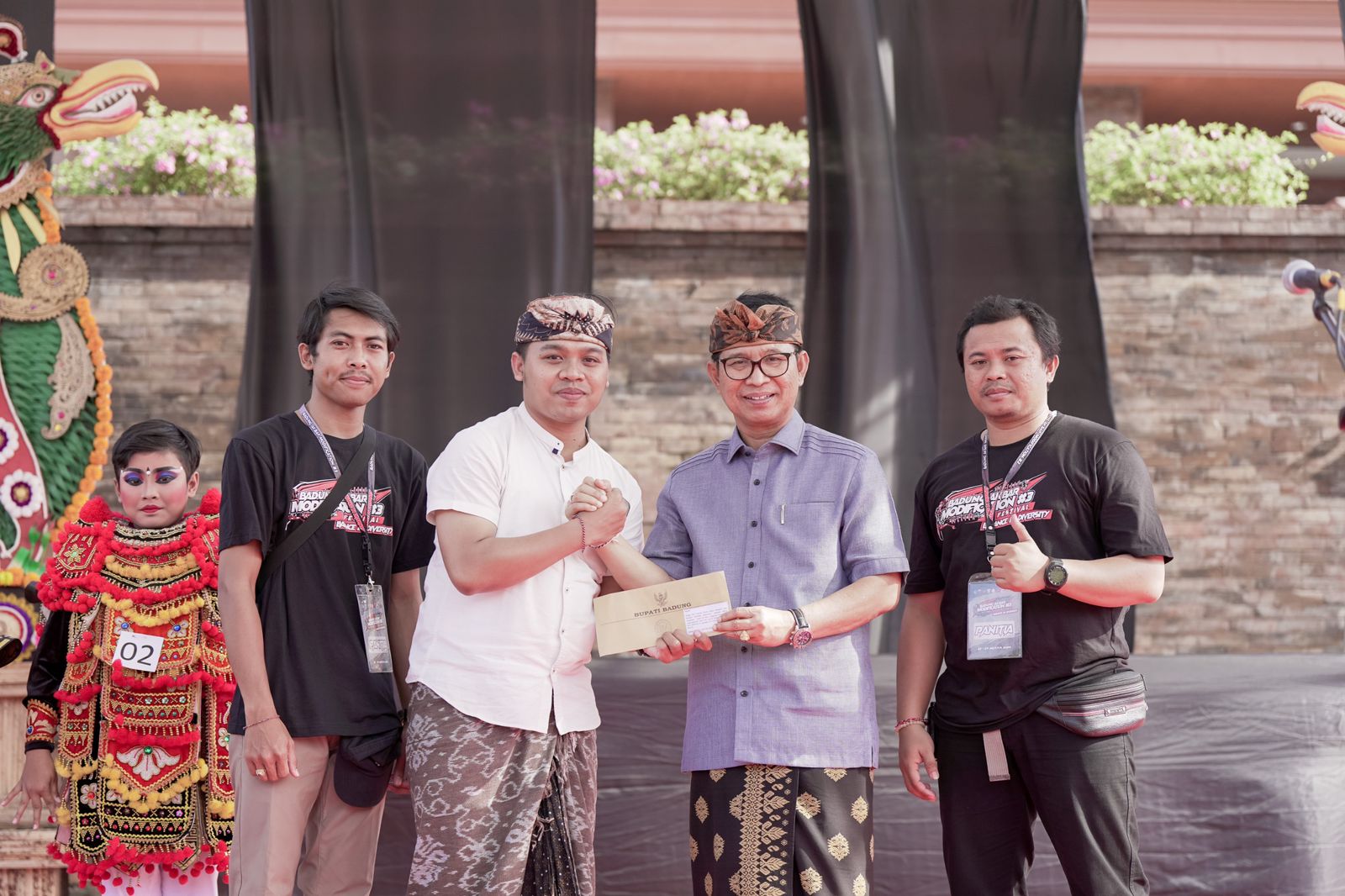 Sekda Adi Arnawa saat membuka acara Lomba Tari Baris dan Lomba Tari Condong se-Kabupaten Badung di Panggung Outdoor Balai Budaya Giri Nata Mandala, Puspem Badung, Kamis (22/8). Sumber: dok/hms