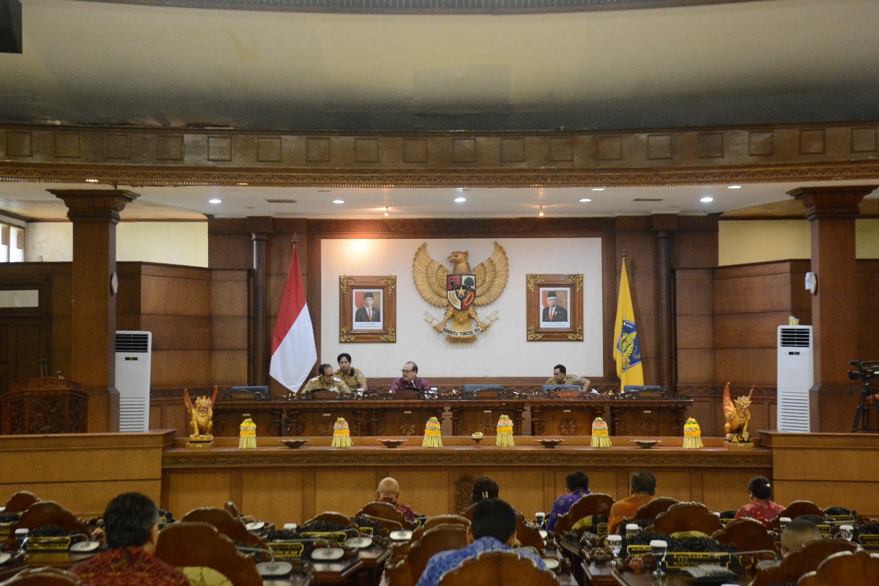 Foto: Sidang DPRD bersama Pj Gubernur Bali terkait Raperda tentang Pemberdayaan peternak. Sumber: Yulius N/wacanabali.com