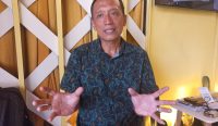 Foto: Koordinator Museum Geopark Batur Suryo Hespiantoro saat diwawancarai Wacanabali.com, Selasa (20/8/24). Sumber: Komang Ari/Wacanabali.com