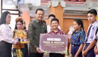 Foto: Sekda Pemprov Bali, Dewa Made Indra saat menghadiri acara puncak Hari Anak Nasional Provinsi Bali, di gedung Nari Graha, Renon. Sumber: istimewa