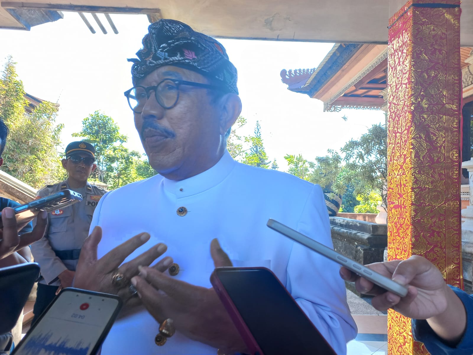 Foto: Tjokorda Oka Artha Ardana Sukawati alias Cok Ace saat diwawancarai di sela-sela rapat paripurna ke-19 DPRD Bali dan peringatan hari jadi ke-66 Provinsi Bali di Gedung DPRD Bali, Denpasar, Rabu (14/8/24). Sumber: Komang Ari/Wacanabali.com