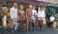 Foto: Tokoh Puri Kauhan Ubud yang meriah penghargaan bintang kehormatan LVRI. Sumber: Yulius N/wacanabali.com