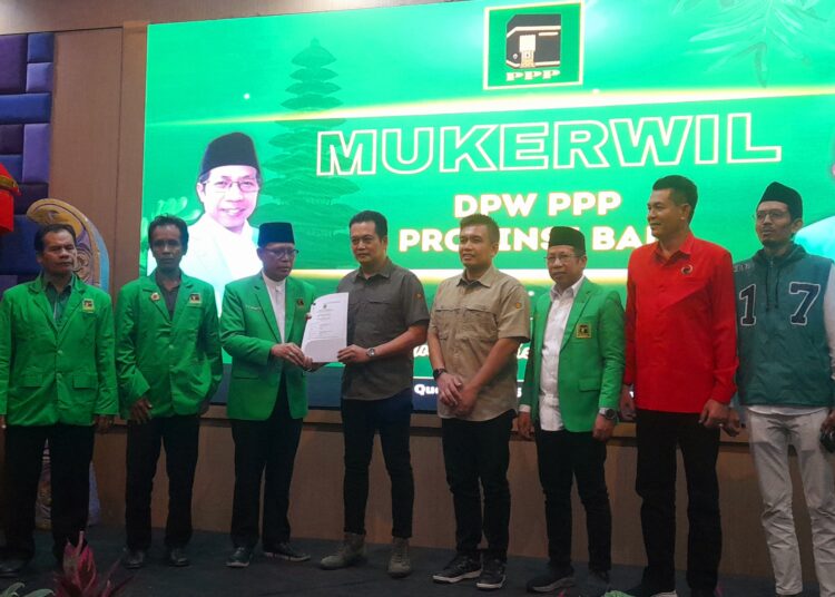 Foto: Penyerahan SK dukungan PPP kepada Paslon Kembang-Ipat. Sumber: Yulius N/wacanabali.com