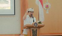 Sekda Wayan Adi Arnawa membuka Bimbingan Teknis Peningkatan Kapasitas Kepala Lingkungan dan Kelian Banjar Dinas se-Kecamatan Kuta Utara, di Ruang Rapat lantai 3 Kantor Camat Kuta Utara, Senin (19/8).