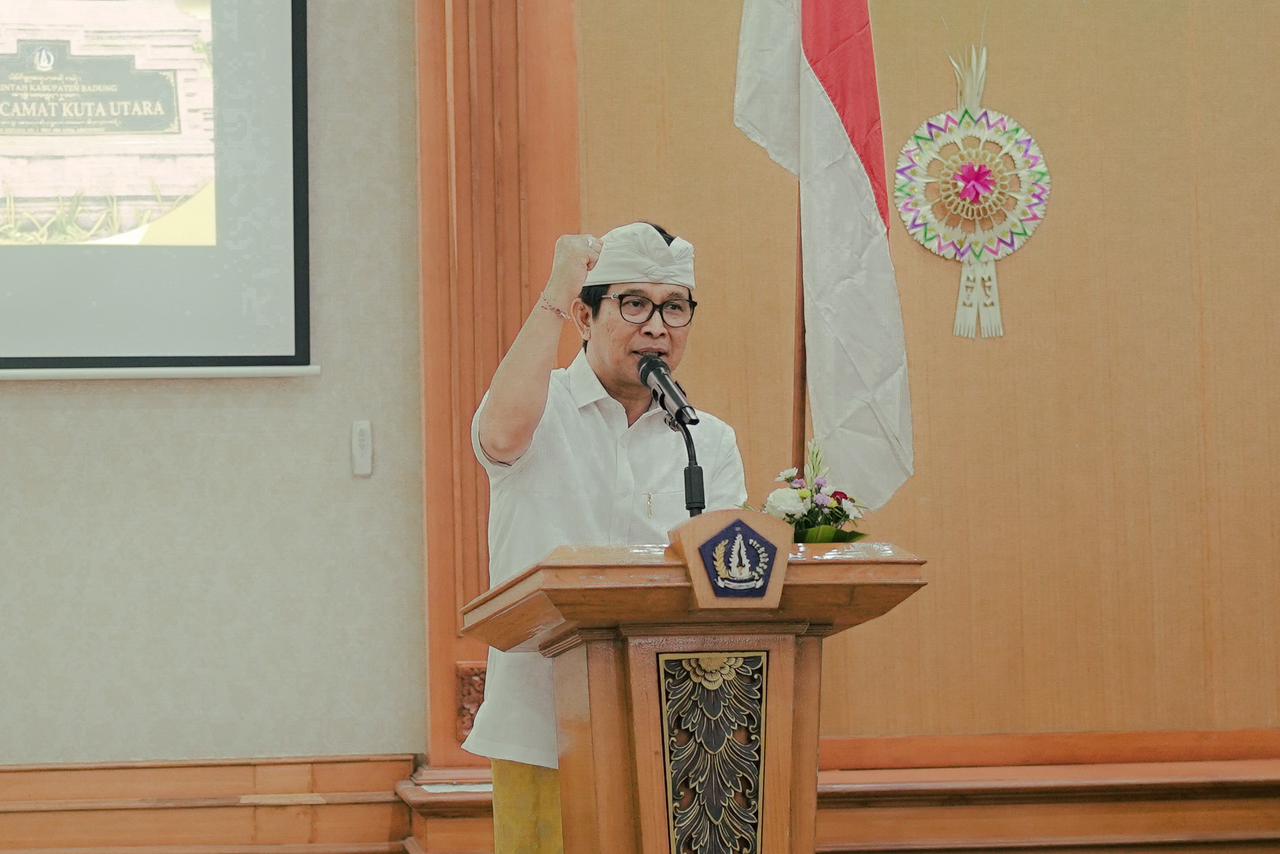 Sekda Wayan Adi Arnawa membuka Bimbingan Teknis Peningkatan Kapasitas Kepala Lingkungan dan Kelian Banjar Dinas se-Kecamatan Kuta Utara, di Ruang Rapat lantai 3 Kantor Camat Kuta Utara, Senin (19/8).