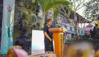 Sekda Wayan Adi Arnawa saat lomba Tari Rangda dan Mekendang Tunggal serangkaian HUT Ke-46, ST. Eka Purwa Kanthi Yowana Banjar Purwa Santhi Tanjung Benoa Banjar Purwa Santhi Tanjung Benoa, Kuta Selatan, Jumat (16/8/24). Sumber: dok/Hms