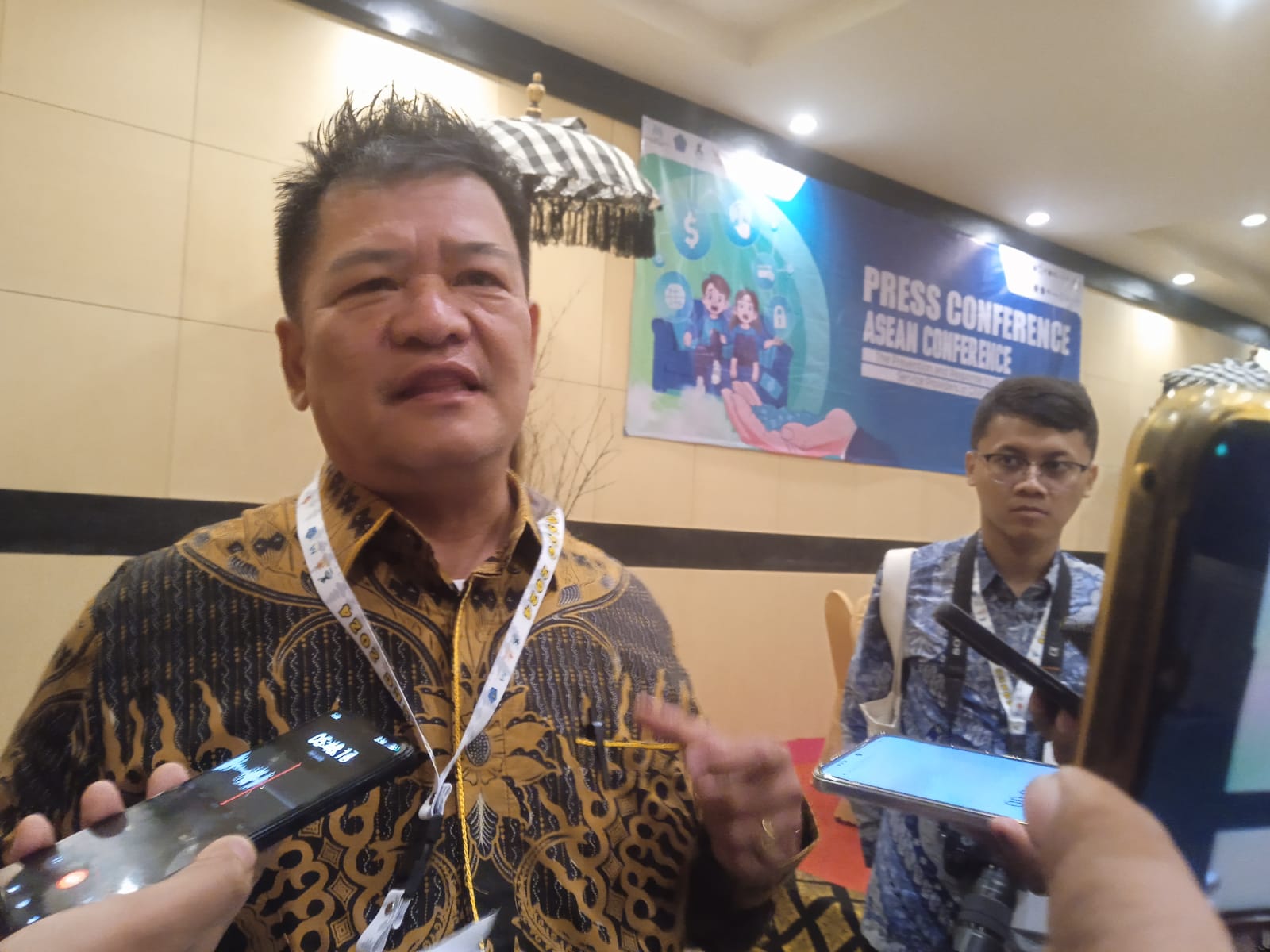 Foto: Ketua Tim Humas PPATK, M. Natsir Kongah dalam kegiatan Konferensi Asean di Aston Hotel, Denpasar. Sumber/Istimewa.