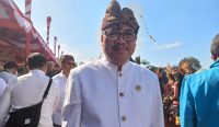 Foto: Ketua Dewan Pimpinan Daerah (DPD) Partai Golkar Provinsi Bali I Nyoman Sugawa Korry saat diwawancarai di sela-sela upacara bendera dalam rangka memperingati HUT ke-66 Provinsi Bali. Sumber: Komang Ari/Wacanabali.com