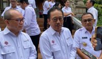 Ketua PHRI Bali, Tjokorda Oka Artha Ardana Sukawati (tengah) didampingi Sekretaris PHRI Bali, Perry Markus (kiri) bersama Kepala BNNP Bali, Brigjen Pol. Rudy Ahmad Sudrajat SIK MH (kanan) saat memberikan keterangan pers. Sumber: Komang Ari/wacanabali.com