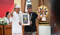 Foto: Paslon Gubernur dan Wakil Gubernur Bali I Wayan Koster dan I Nyoman Giri Prasta. Sumber: Yulius N/wacanabali.com