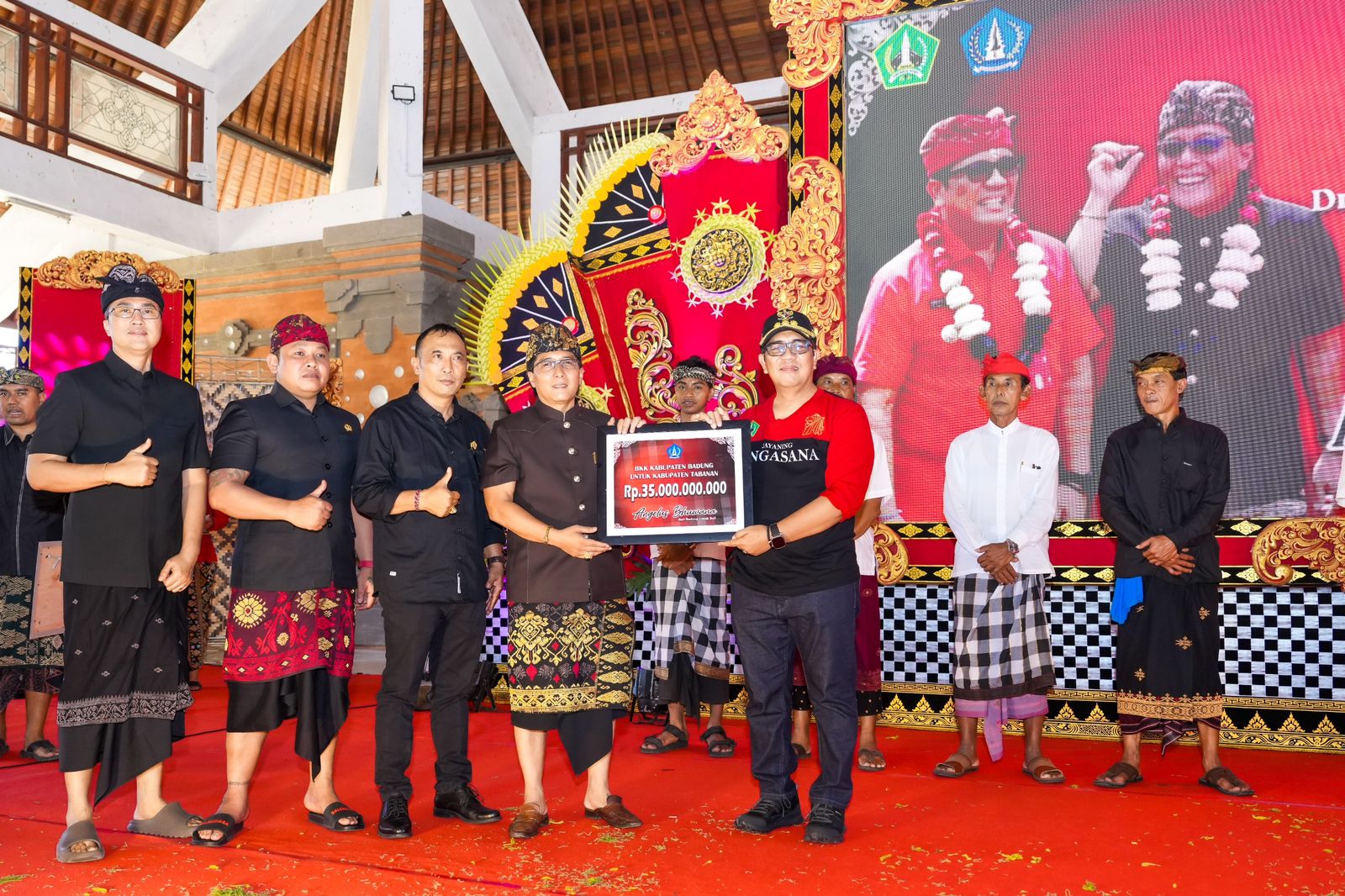 Bupati Nyoman Giri Prasta saat menyerahkan secara simbolis bantuan dana Hibah dan BKK untuk Kabupaten Tabanan, di Gedung Kesenian I Ketut Maria, Delod Peken, Tabanan, Jumat (20/9). Sumber: dok/Hms