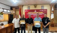 Foto: Penyerahan hasil tes kesehatan dua bakal calon Gubernur dan Wakil Gubernur Bali. Sumber: Yulius N/wacanabali.com