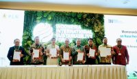 Foto: Asosiasi Net Zero Emissions, Perusahaan Listrik dan Pemerintah saat tandatangani nota kesepahaman untuk realisasi energi terbarukan di Nusa Penida. Sumber: Ist.