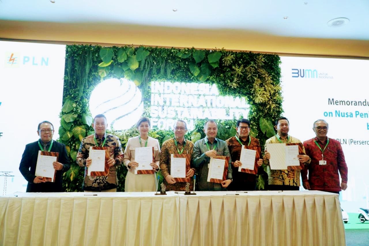 Foto: Asosiasi Net Zero Emissions, Perusahaan Listrik dan Pemerintah saat tandatangani nota kesepahaman untuk realisasi energi terbarukan di Nusa Penida. Sumber: Ist.