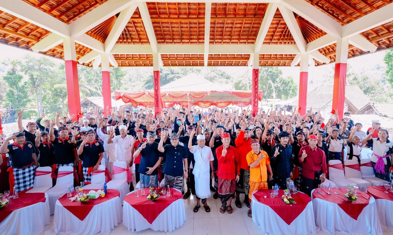Foto: Pasangan Calon Gubernur dan Wakil Gubernur Bali Koster- Giri saat Kampanye di Desa Antiga, Kecamatan Manggis, Karangasem, Sabtu (28/9/24). Sumber: Ist.