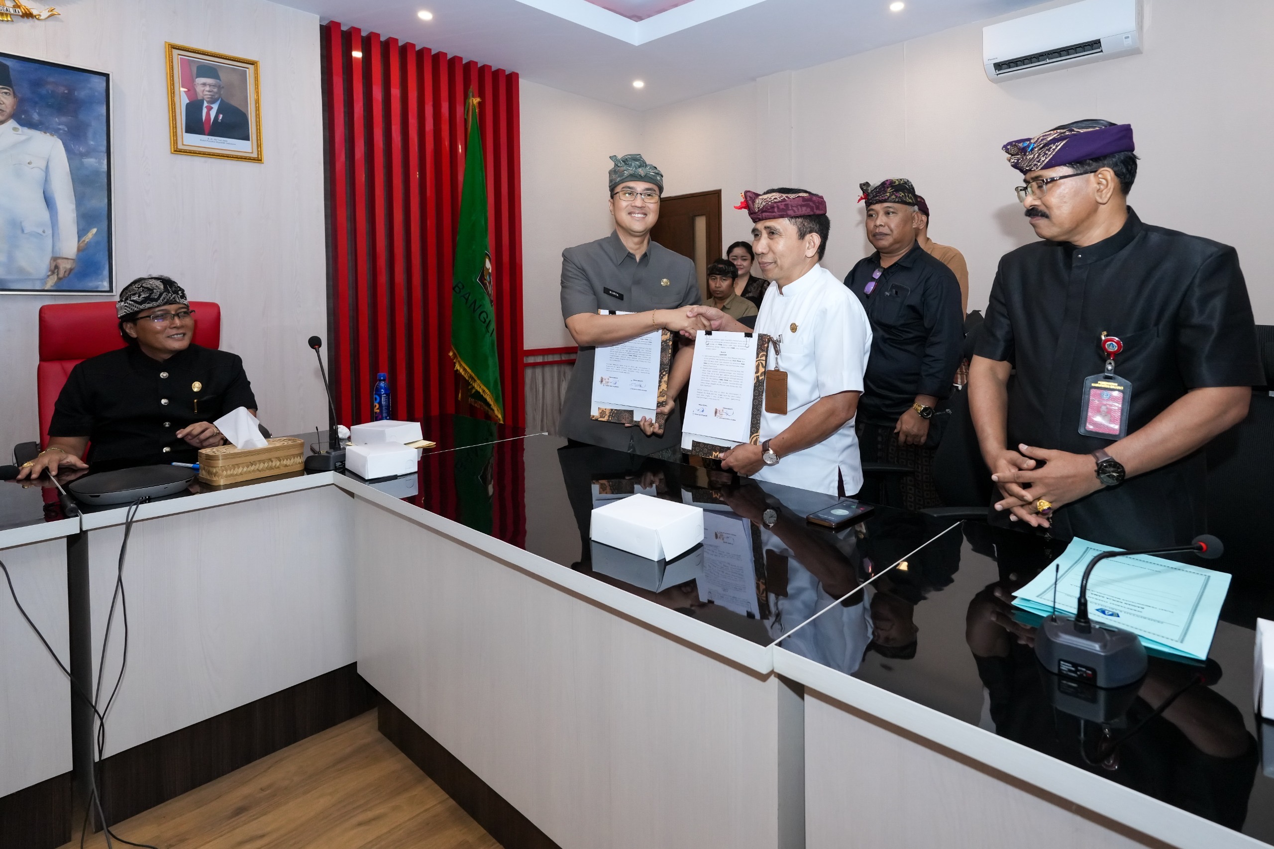 Bupati Badung Nyoman Giri Prasta dan Bupati Bangli Sang Nyoman Sedana Arta menandatangani Kesepakatan Bersama (MoU) tentang kerjasama pembangunan antar daerah, di Kantor Bupati Bangli, Kamis, (12/9).