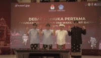 Plt. Bupati Badung I Ketut Suiasa saat menghadiri debat publik perdana pasangan Calon Bupati dan Wakil Bupati Badung pemilihan Tahun 2024 untuk periode 2024-2029, di The Trans Resort Bali, Jalan Sunset Road, Seminyak, Jumat (25/10).