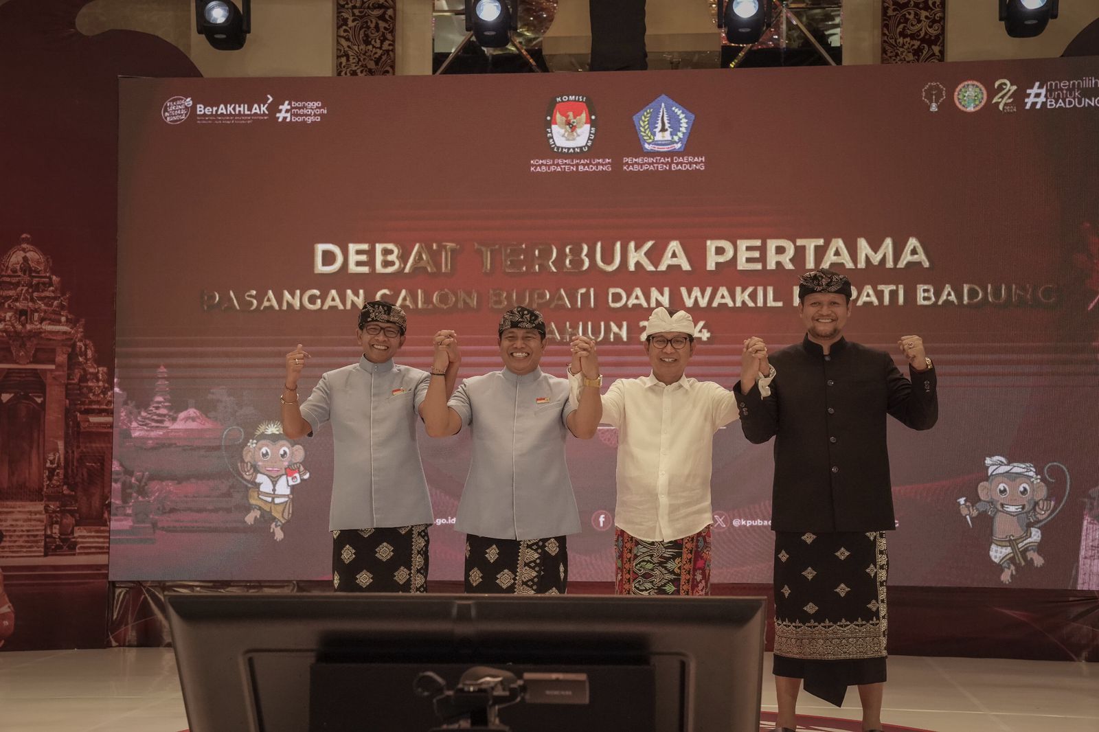 Plt. Bupati Badung I Ketut Suiasa saat menghadiri debat publik perdana pasangan Calon Bupati dan Wakil Bupati Badung pemilihan Tahun 2024 untuk periode 2024-2029, di The Trans Resort Bali, Jalan Sunset Road, Seminyak, Jumat (25/10).