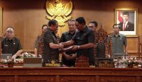 Plt. Bupati Badung I Ketut Suiasa saat hadir di Sidang Paripurna Kelima Masa Persidangan Pertama DPRD Badung Tahun 2024, Rabu (30/10) di Ruang Sidang Utama Gosana Kantor DPRD Badung.