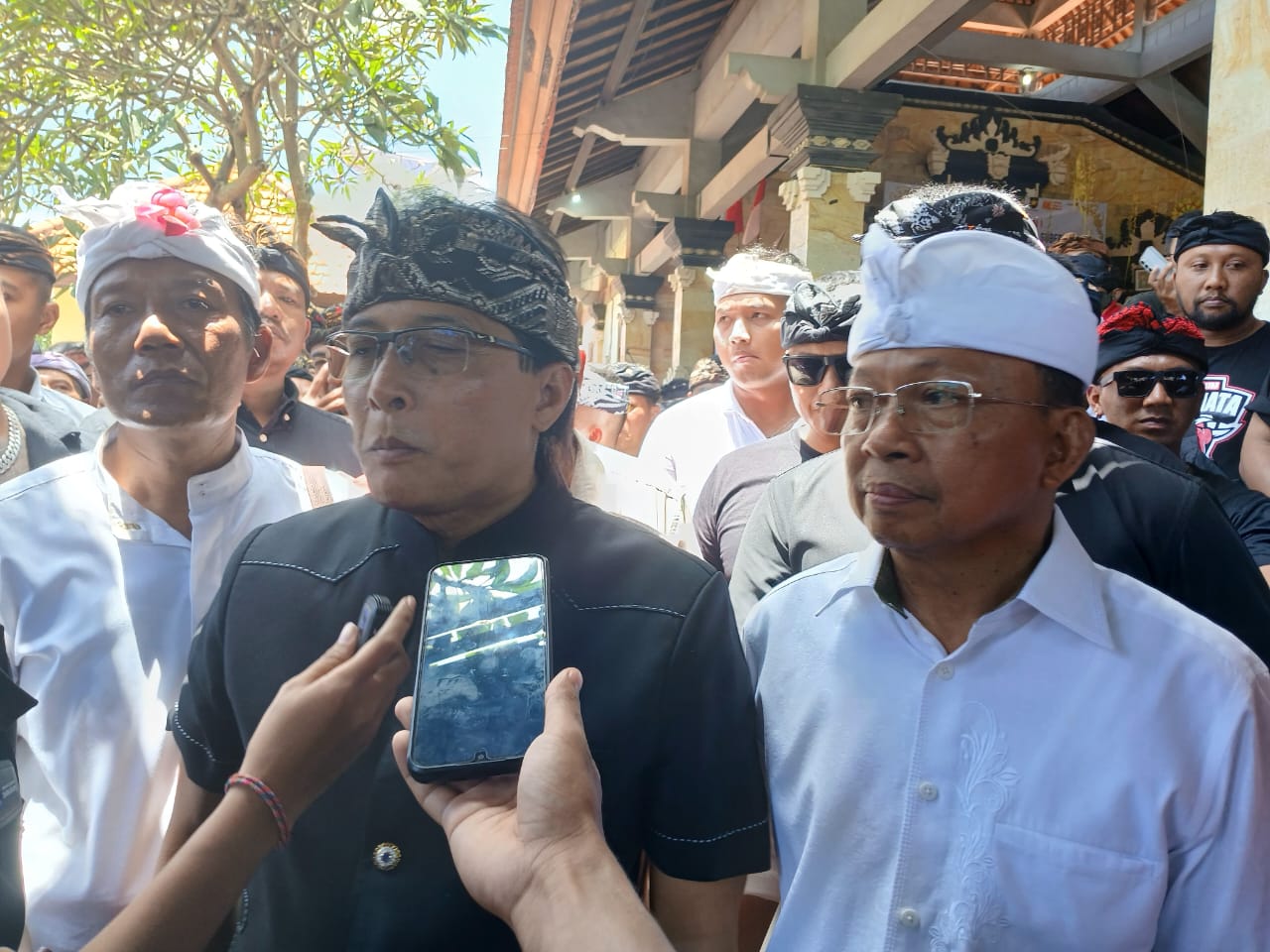 Foto: paslon Koster-Giri usai kampanye tahap pertama di kecamatan Nusa Penida. Sumber: Yulius N/wacanabali.com