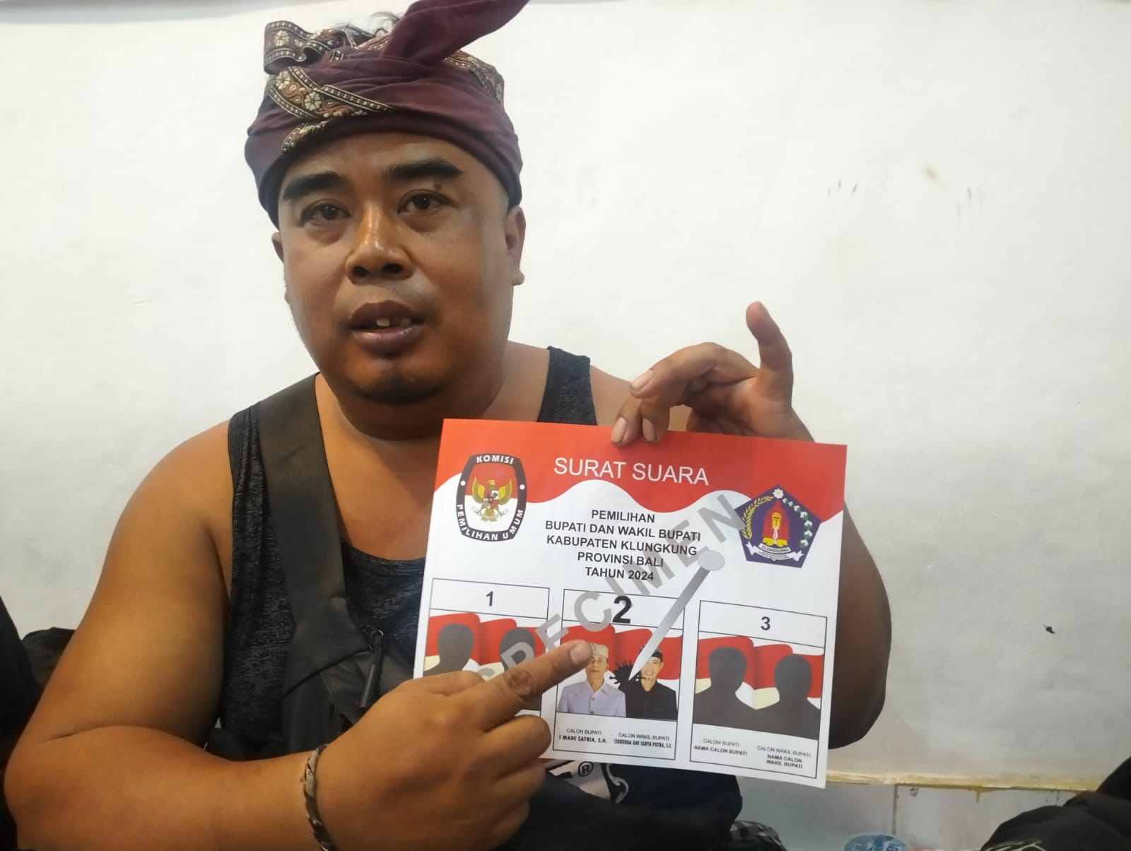 Foto: Wayan Pertamax pendukung Made Satria dan Tjok Surya. Sumber: wacanabali.com