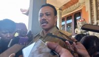 Foto: Sekda Bali Dewa Made Indra saat Diwawancarai Awak Media di Kantor DPRD Bali, Renon, Denpasar, Senin (28/10/24). Sumber: Komang Ari/Wacanabali.com