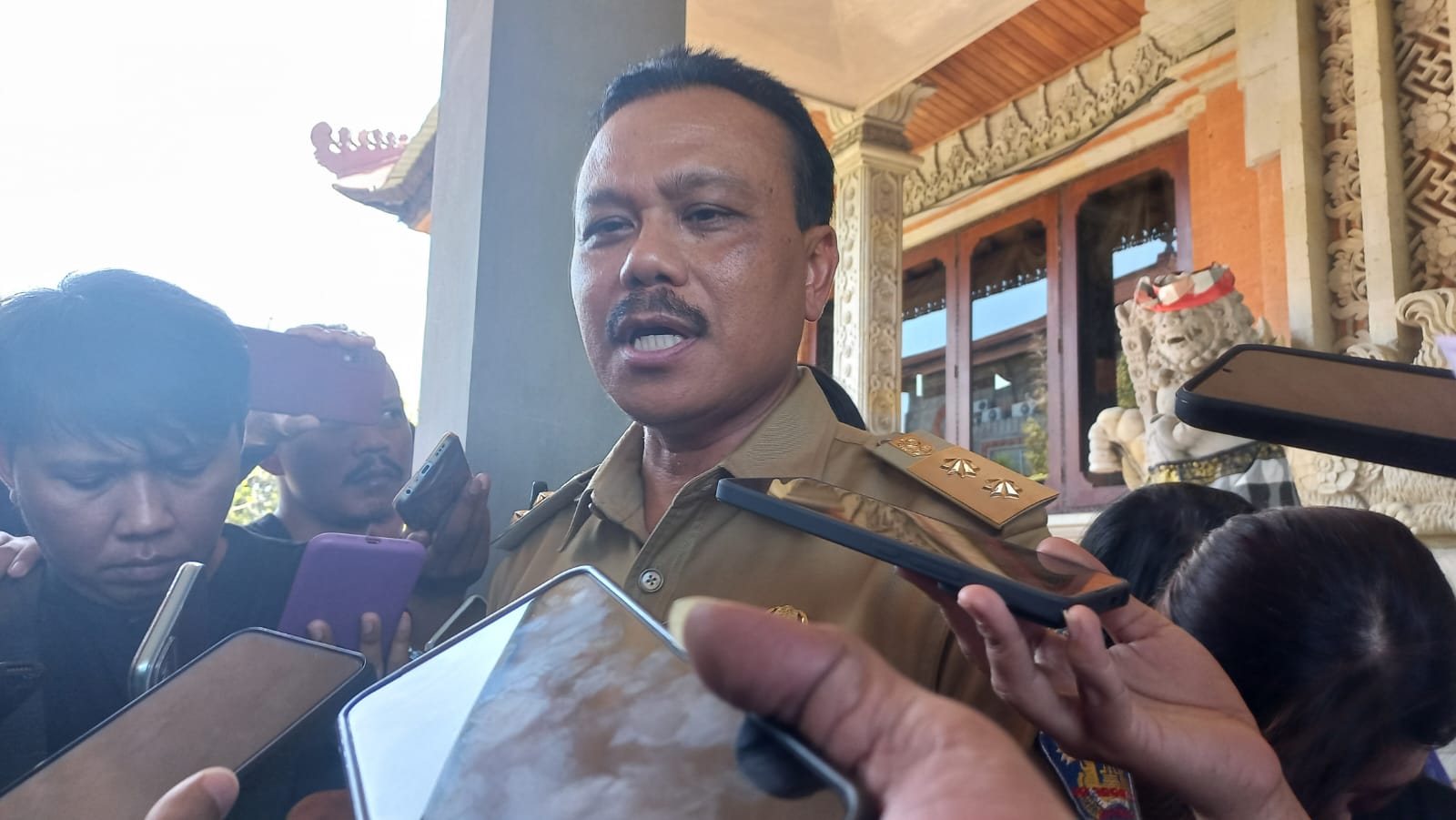 Foto: Sekda Bali Dewa Made Indra saat Diwawancarai Awak Media di Kantor DPRD Bali, Renon, Denpasar, Senin (28/10/24). Sumber: Komang Ari/Wacanabali.com