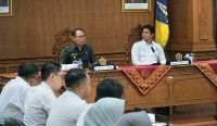 Plt. Bupati Ketut Suiasa saat menerima tim entry meeting BPK RI Perwakilan Provinsi Bali di Ruang Kriya Gosana, Puspem Badung, Rabu (30/10).