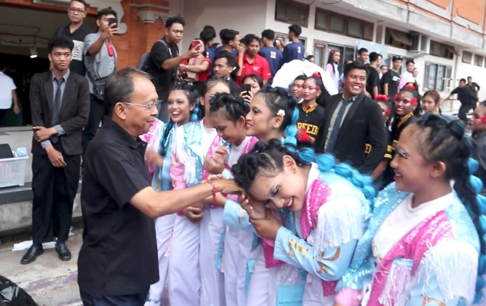 Foto: Calon Gubernur Bali nomor urut 2, Wayan Koster hadir di kegiatan DBL di GOR Ngurah Rai, Denpasar. Sumber: Ist.