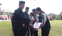 Pj. Sekda Badung IB. Surya Suamba menjadi Inspektur Upacara saat peringatan Hari Sumpah Pemuda di Lapangan Puspem Badung, Senin (28/10).