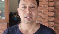 Foto: Pelaku perusak baliho paslon Koster-Giri dan AdiCipta di Perumahan Cemara Giri Graha, Desa Dalung, Kuta Utara. Sumber: Ist.