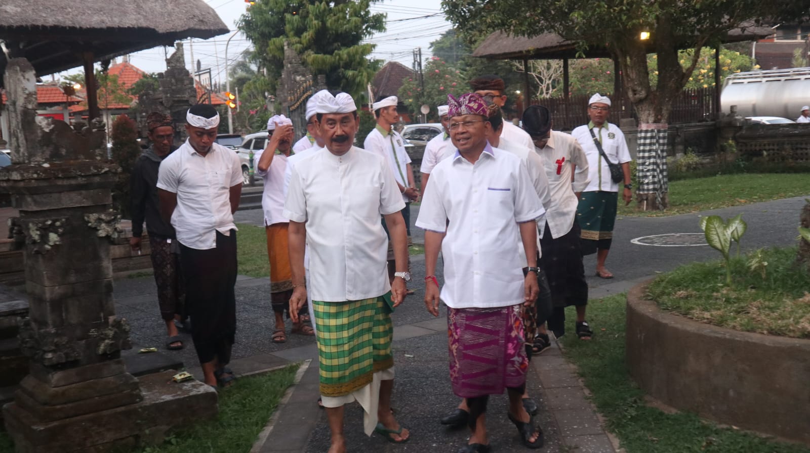 Wayan Koster bersama Penglingsir Puri Ageng Mengwi, Anak Agung Gde Agung, Selasa (15/10/2024) Foto: wacanabali.com