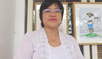 Foto: Juru Bahasa Isyarat, Luh Made Suriwati saat Diwawancarai di Sela-Sela Acara Deklarasi Damai Pilgub Bali. Sumber: Wacanabali.com