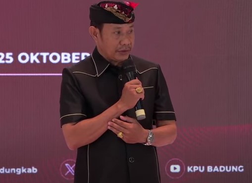 Foto: Sambutan oleh Ketua KPU Badung dalam Debat Terbuka Pertama Pilkada Badung. Sumber: Wacanabali.com.
