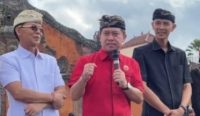 Nyoman Suwirta (tengah) Ketua tim pemenangan bersama paslon Bupati Klungkung, Made Satria dan Tjokorda Gede Surya Putra (SATRIYA). Sumber: dok/wacanabali.com