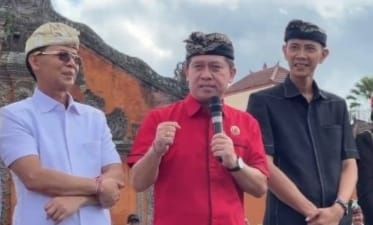 Nyoman Suwirta (tengah) Ketua tim pemenangan bersama paslon Bupati Klungkung, Made Satria dan Tjokorda Gede Surya Putra (SATRIYA). Sumber: dok/wacanabali.com