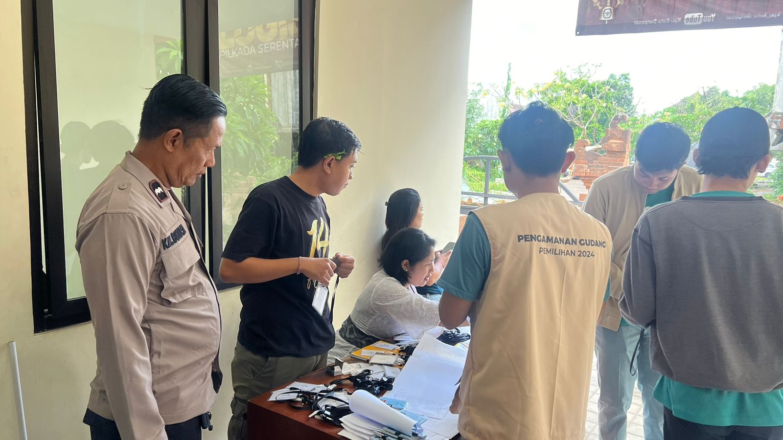 Foto: Situasi Pemeriksaan Gudang Logistik Kota Denpasar. Sumber: Polresta Denpasar.