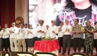 Plt. Bupati Badung, I Ketut Suiasa menyerahkan piagam penghargaan kepada 20 media massa saat acara syukuran HUT Ke-15 Ibukota Mangupura di Gedung Balai Budaya Giri Nata Mandala, Senin (18/11).