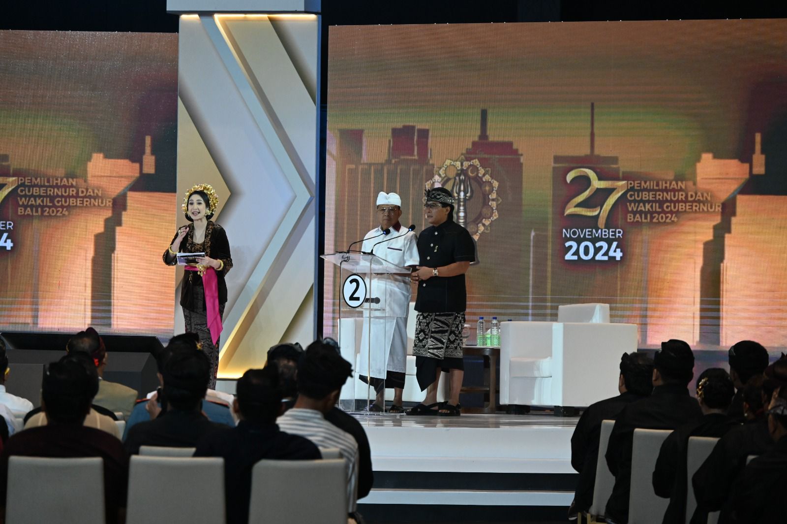 Foto: Paslon Koster-Giri di debat kedua Pilgub Bali. Sumber: Yulius N/wacanabali.com