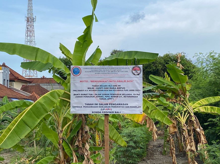 Plang LSM LP-KPK di atas tanah waris Jero Kepisah yang diklaim Anak Agung Eka Wijaya dari keluarga Jero Jambe Suci Denpasar. Sumber: tim/wacanabali.com