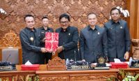 Foto: Penyerahan berkas Raperda tentang pelestarian ogoh-ogoh oleh Pjs Walikota Denpasar kepada pimpinan DPRD dalam sidang paripurna di DPRD Kota Denpasar. Sumber: Ist.