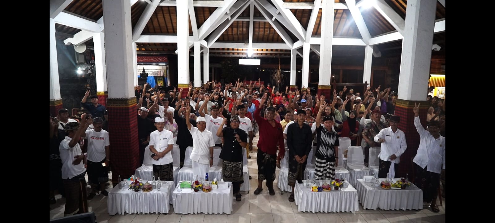 Foto: Kampanye pasangan calon nomor urut 2, Wayan Koster dan I Nyoman Giri Prasta (Koster-Giri) di Kabupaten Klungkung. Sumber: ist.