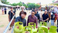 Sekretaris Daerah Kota Denpasar, Ida Bagus Alit Wiradana membuka secara resmi kegiatan Pasar Rakyat Kelurahan Panjer, Sabtu (19/10/2024). Foto: dok/Pemkot Denpasar