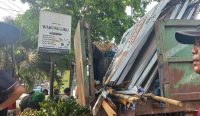 Foto: Penurunan APK Pilkada Bali. Sumber: Komang Ari/Wacana Bali.
