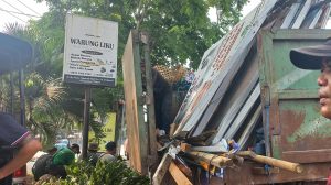 Foto: Penurunan APK Pilkada Bali. Sumber: Komang Ari/Wacana Bali.