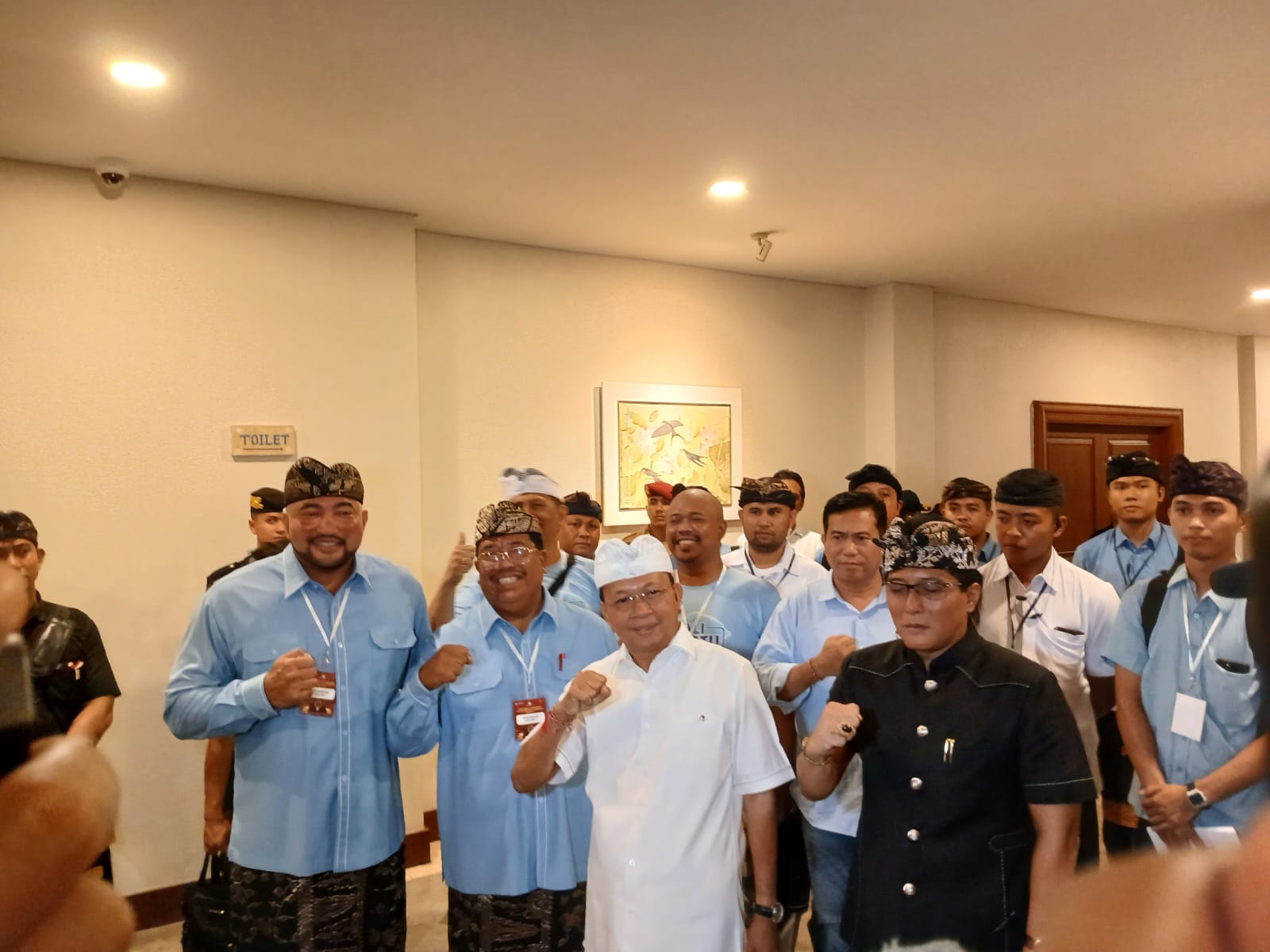 Foto: paslon nomor urut 1, Mulia-PAS dan paslon nomor urut 2, Koster-Giri. Sumber: Yulius N/wacanabali.com