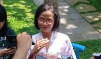 Foto: Ketua KPU Kota Denpasar Dewa Ayu Sekar Anggaraeni saat Diwawancarai Awak Media, Kamis (14/11/24). Sumber: Wacanabali.com