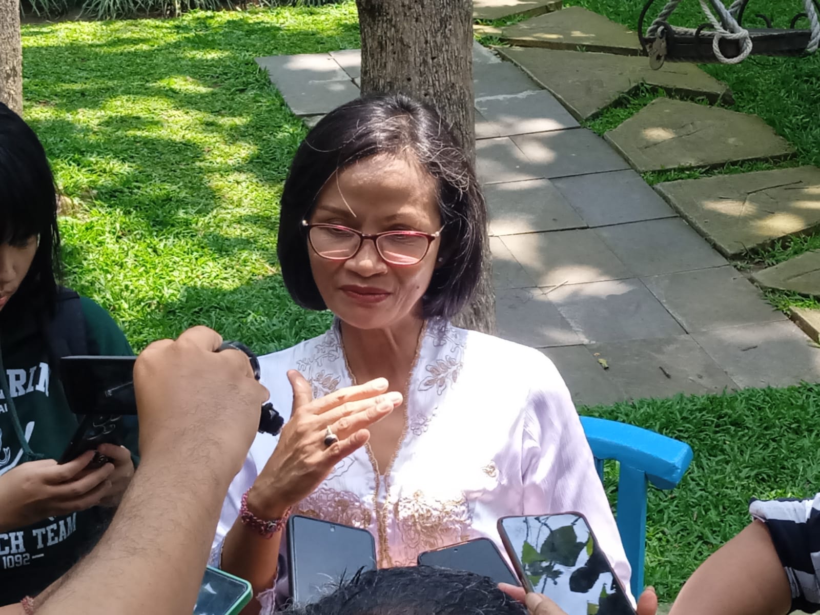 Foto: Ketua KPU Kota Denpasar Dewa Ayu Sekar Anggaraeni saat Diwawancarai Awak Media, Kamis (14/11/24). Sumber: Wacanabali.com