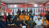 Foto: Wayan Koster bersama partai pengusung saat konferensi pers di kantor DPD PDI-Perjuangan Bali. Sumber: Yulius N/wacanabali.com