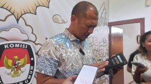 Foto: Komisioner KPU, John Darmawan dalam Keterangan Resminya di Kantor KPU Bali, Kamis (28/11/24). Sumber: Komang Ari/Wacana Bali.